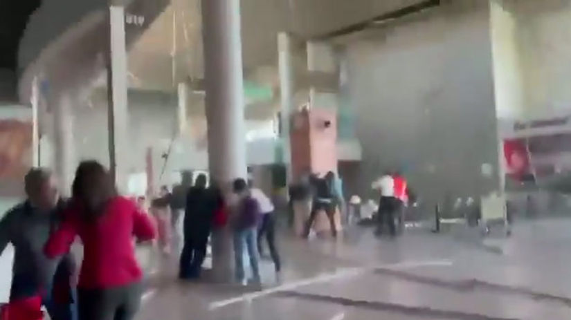 Alerta_News_24_-_🇨🇴_TERREMOTO_EN_COLOMBIA_Momento_del_sismo_en_el_aeropuerto_de_Per...